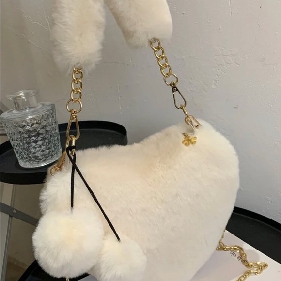 Fluffy White Heart-shaped Purse - Picture 1 of 2